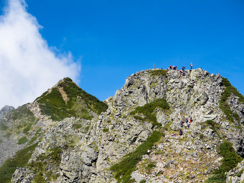 夏の西穂高岳独標とピラミッドピーク