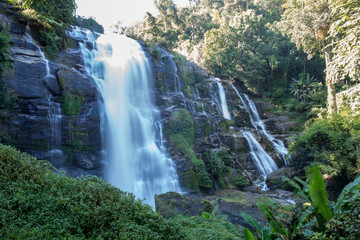 Wasserfall im Regenwald