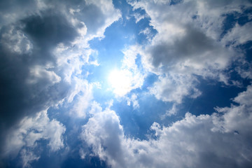 Fototapeta premium 青空と雲と太陽の素材