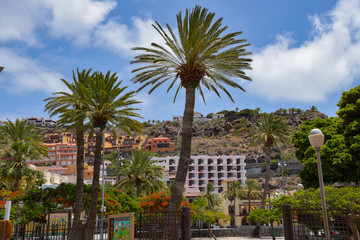 Fototapeta na wymiar Altstadt mit Palmen in San Sebastian / La Gomera