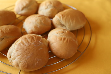 Mit Dinkelmehl gebackene Brötchen