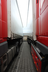zwischen zwei LKW