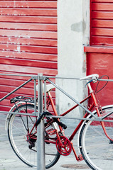 un vélo rouge garé dans la rue