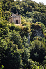 Fototapeta premium église sur un éperon rocheux