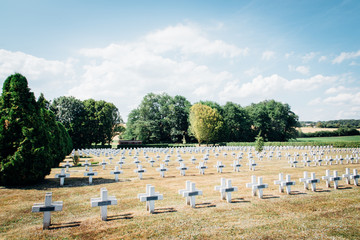 Un cimetière militaire en Lorraine. Des tombes militaires. Un mémorial militaire. Des croix...