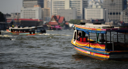 Barche colorate sul fiume Chao Phraya, Bangkok