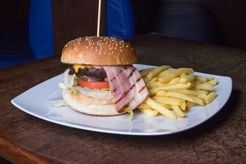 fast, meat, grilled, unhealthy, sandwich, lettuce, meal, bbq, food, burger, tasty, american, beef, cheeseburger, hamburger, snack, steak, barbecue, gourmet, onion, homemade, tomato, bun, wooden, chees