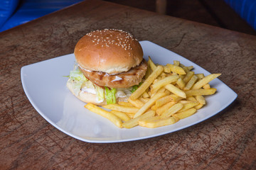 fast, meat, grilled, unhealthy, sandwich, lettuce, meal, bbq, food, burger, tasty, american, beef, cheeseburger, hamburger, snack, steak, barbecue, gourmet, onion, homemade, tomato, bun, wooden, chees