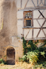 Fototapeta na wymiar ancienne maison médiévale à colombages et porte en bois