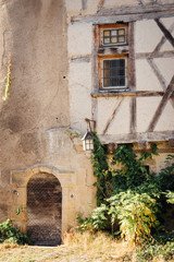 Fototapeta na wymiar ancienne maison médiévale à colombages et porte en bois