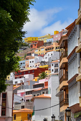 Fototapeta na wymiar bunte Häuser in San Sebastian / Insel La Gomera