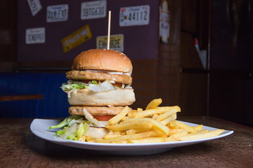 fast, meat, grilled, unhealthy, sandwich, lettuce, meal, bbq, food, burger, tasty, american, beef, cheeseburger, hamburger, snack, steak, barbecue, gourmet, onion, homemade, tomato, bun, wooden, chees