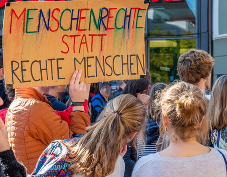 Linke Demonstranten gegen Rechts