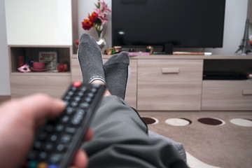 una persona che sta cambiando i canali del televisore