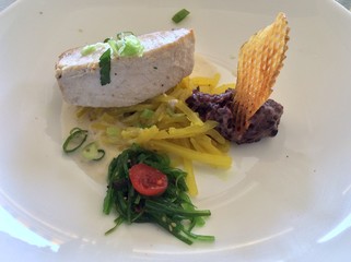 pavé d’espadon, légumes sautés et salicornes