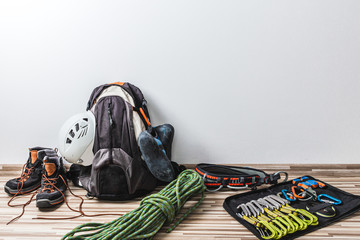 Przygotowanie do wyprawy wspinaczkowej w góry. Tło z ekwipunkiem wspinaczkowym i wolną przestrzenią. © art08