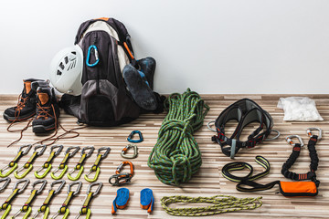 Przygotowanie do wyprawy górskiej - pakowanie ekwipunku wspinaczkowego. © art08