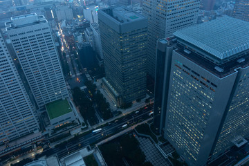 雨が降る夕暮れの街並み。東京新宿にて。