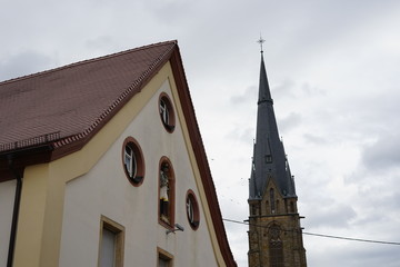 Die Nepomukkirche mit dem Kirchturm von St. Ludwig in Edenkoben