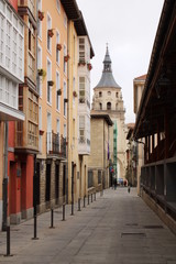 calle y torre de la catedral de Vitoria-Gasteiz
