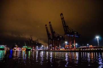 Hamburger Hafen bei Nacht