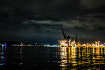 Obraz premium Hamburger Hafen bei Nacht