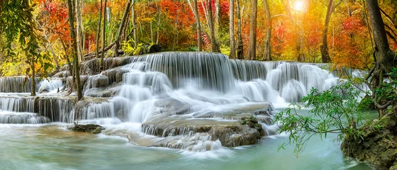 Gordijnen Kleurrijke majestueuze waterval in nationaal parkbos in de herfst, panorama - Image © wirojsid