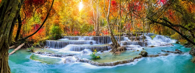 Poster Im Rahmen Bunter majestätischer Wasserfall im Nationalparkwald im Herbst, Panorama - Image © wirojsid