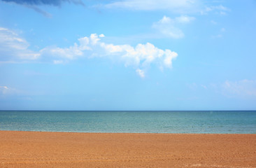 Fototapeta na wymiar clear sky with ocean and beach
