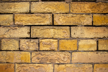 nahaufnahme gelbe backsteinwand