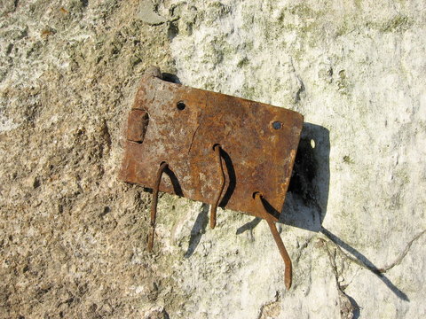 Ferragem com ferrugem de port&atilde;o e/ou porta de madeira.