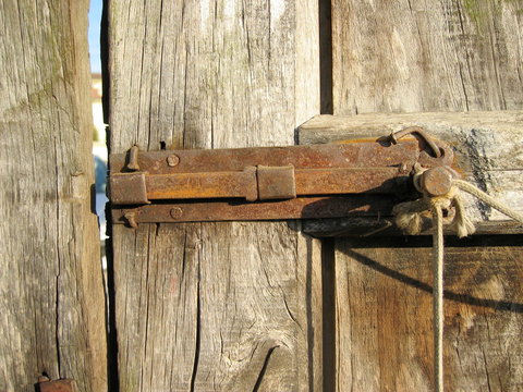 Ferragem com ferrugem de port&atilde;o e/ou porta de madeira.