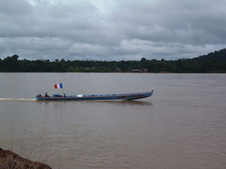 Paysage de Guyane - Maripassoula - Pirogue avec drapeau français
