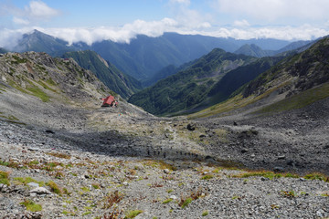 カールに建つ山小屋