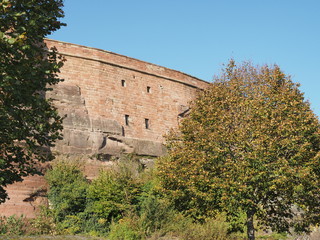 Zitadelle von Bitsch - Citadelle de Bitche im Herbst– gelegen auf einem Hügel über der Stadt Bitsch