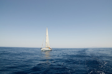 Obraz premium yacht sailing in the mediterranean sea on a sunny day