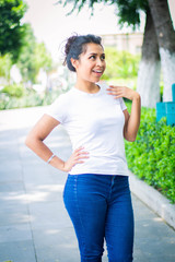 Mujer joven en el parque