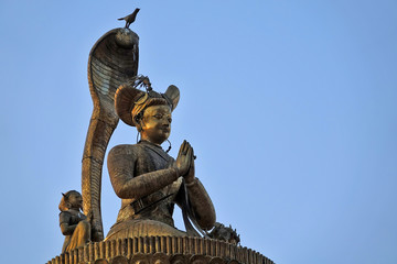 Obraz premium Statue sur une colonne de Durbar Square de Katmandou, Népal