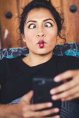 Mujer joven en el cafe