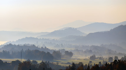 Landschaft im Morgennebel, Bled, Slowenien