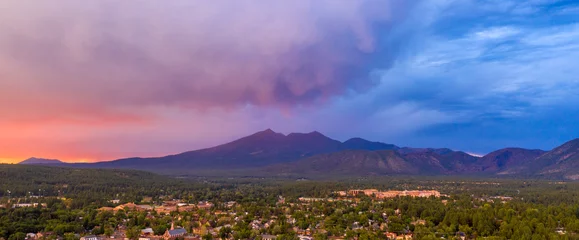 Foto op Plexiglas Mount Humphreys bij zonsondergang kijkt uit over het gebied rond Flagstaff Arizona © Christopher Boswell