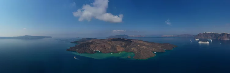 Poster Luchtfoto drone top-down foto van de iconische hoofdkrater van het vulkanische eiland van Santorini genaamd Kameni bezocht door toeristenboten, Cycladen, Griekenland © aerial-drone