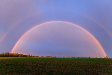 Beautiful Rainbow all over the Horizon Wunderschöner Regenbogen über den ganzen Horizont