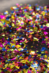 Fototapeta na wymiar This is a photograph of metallic colorful confetti placed on a Black background