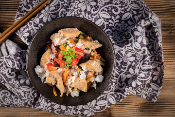 Fried chicken with rice and vegetables.