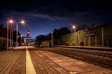 peron na dworcu kolejowym Opole Zachodnie w nocy - obrazy, fototapety, plakaty