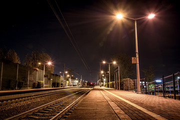 peron na dworcu kolejowym Opole Zachodnie w nocy - obrazy, fototapety, plakaty
