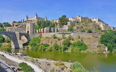 Obraz premium Panoramic view of the former Imperial City of Toledo, a UNESCO World Heritage site located on the Tagus River in Castile La Mancha, Spain