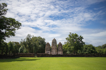 Si Sawai Temple consists of 3 prangs in Lop Buri art form. The three main prangs of Khmer style used to be a Hindu temple. Located to the south of Wat Mahathat. In the Sukhothai Historical Park area