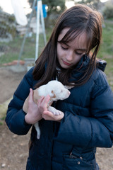 NIÑA CON PERRO BLANCO